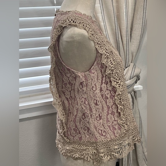 ERI + ALI SYDNEY LACE TOP SZ SMALL DK CREAM LACE PINK UNDERLAY ROMANTIC COTTAGE - Picture 3 of 9